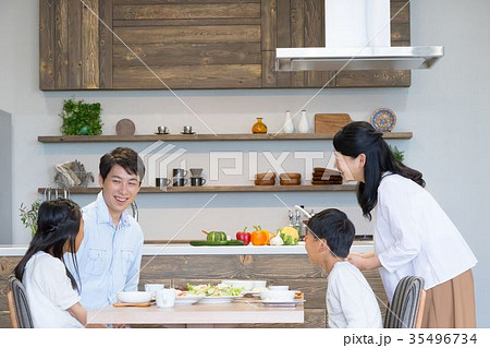 食事をする4人家族　父親　お父さん　お母さん　母親　姉弟　生活感 35496734