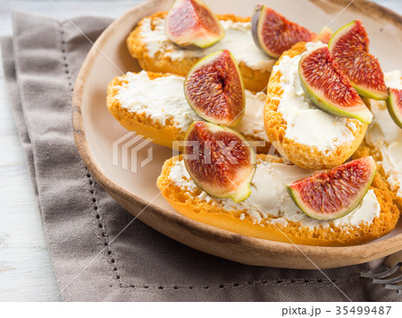 Crostini with cheese and figs 35499487