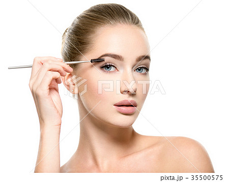 Girl makes makeup. Woman apply mascara on eyelashes Girl makes makeup. Woman apply mascara on eyelashes 35500575