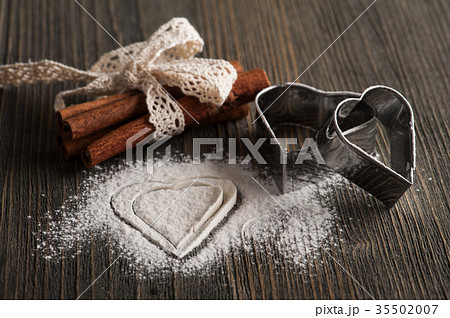 Baking utensils, metal heart molds 35502007