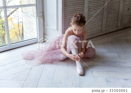 Ballerina puts pointe shoes Ballerina puts pointe shoes 35503001