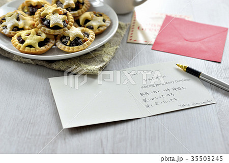 クリスマスカードとイギリスのクリスマスのお菓子、ミンスパイ クリスマスカードとイギリスのクリスマスのお菓子、ミンスパイ 35503245