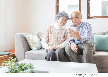シニア　夫婦　オシドリ夫婦　タブレット　 35503602