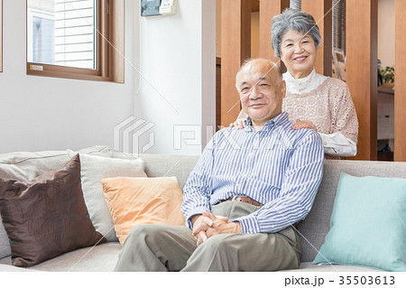 シニア　夫婦　オシドリ夫婦　肩もみ　スキンシップ　 35503613