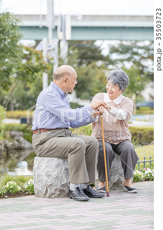 シニア　夫婦　オシドリ夫婦　街　散歩 35503723