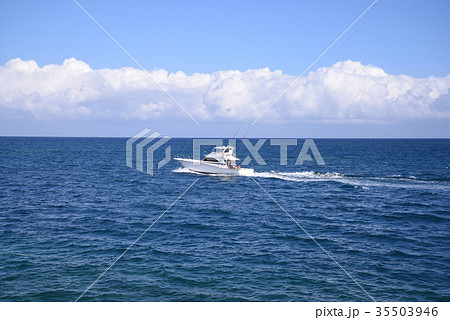 白いクルーザーと青い海 35503946
