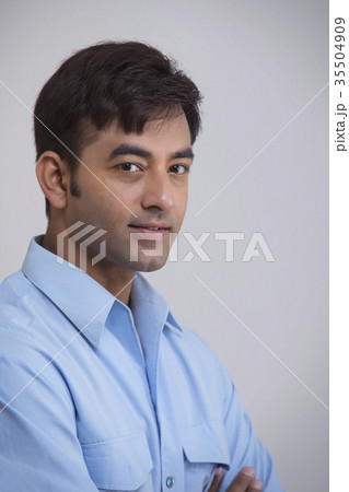 Portrait of young businessman 35504909