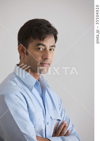 Portrait of young businessman 35504910