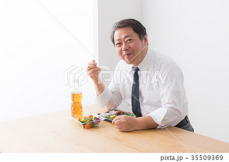 ビジネスマン　食事　お弁当　 35509369