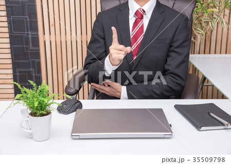 指差しするビジネスマン 35509798