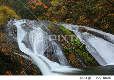 紅葉の釜淵の滝 35510686