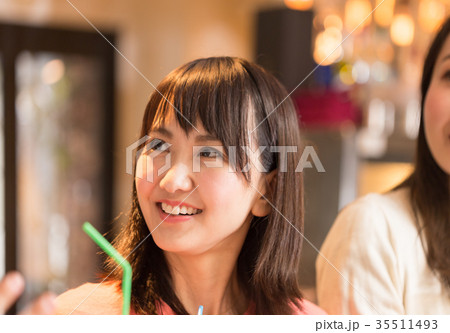 パーティに参加する女性 35511493