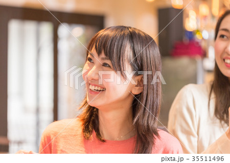 パーティに参加する女性 35511496