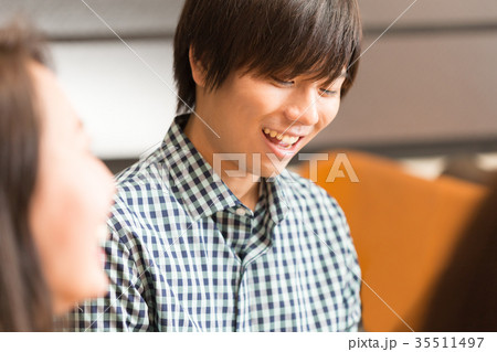 会話する男女 35511497