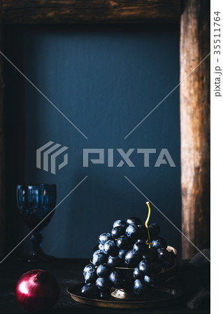 Still life of black grapes 35511764