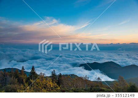 夜明けの美ヶ原高原 雲海を見下ろすの写真素材