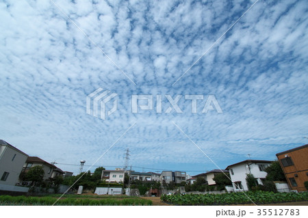 住宅地の空のうろこ雲 35512783