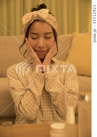 就寝前のお肌のお手入れ 35512921