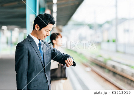 電車 移動 ビジネス 男性 撮影協力・京王電鉄株式会社 電車 移動 ビジネス 男性 撮影協力・京王電鉄株式会社 35513019