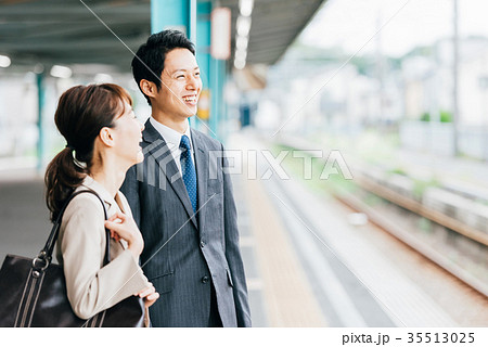 電車　移動　ビジネス　男女　撮影協力・京王電鉄株式会社 35513025