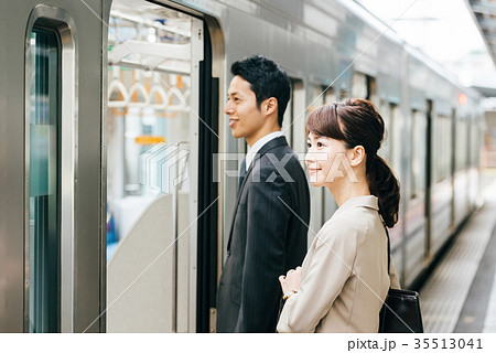 電車　移動　ビジネス　男女　撮影協力・京王電鉄株式会社 35513041