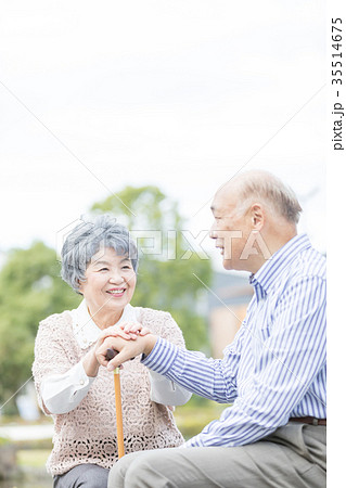 シニア　夫婦　オシドリ夫婦　街　散歩 35514675