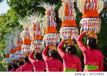 Balinese women with religious offering 35514692