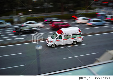 幹線道路を走る救急車 幹線道路を走る救急車 35517454