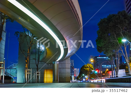 横浜夜景 みなとみらいのペデストリアンデッキ下の写真素材