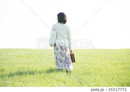 草原を歩く女性の後姿 草原を歩く女性の後姿 35517772