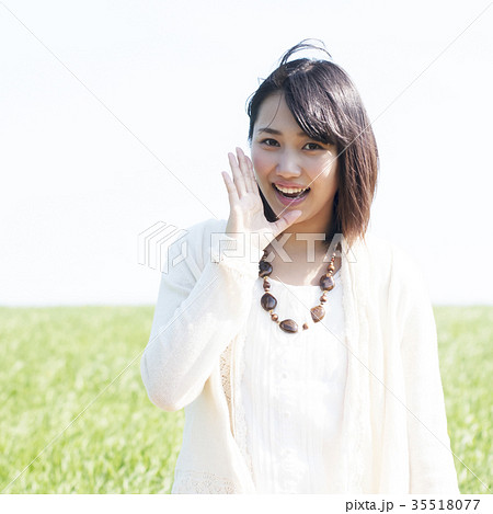 口元に手をあて微笑む女性 35518077