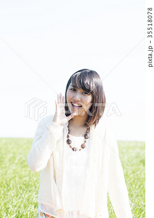 口元に手をあて微笑む女性 口元に手をあて微笑む女性 35518078