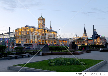 Komsomolskaya Square (night). Moscow, Russia 35518195