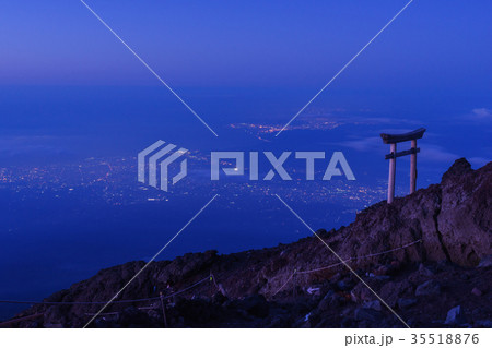 鳥居と下界の夜景 35518876