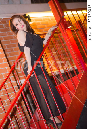 Young beautiful woman outdoor portrait 35520013