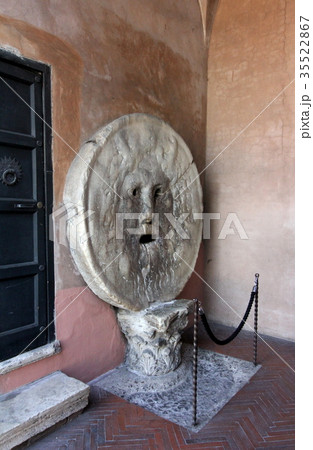 真実の口 イタリア ローマの写真素材