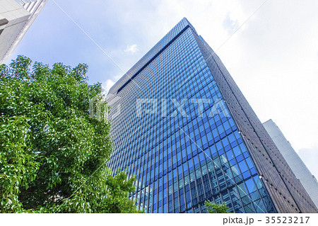 緑のあるオフィス街の風景 35523217