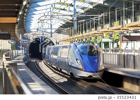 安中榛名駅を通過する北陸新幹線E7系 35523431