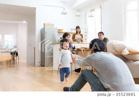 家族 3世代 子育て イクメン 家族 3世代 子育て イクメン 35523691