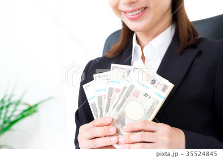 大金を持った女性の手元 札束 大金持ち 100万円の札束 ぼろ儲け 宝くじ当選 大金を持った女性の手元 札束 大金持ち 100万円の札束 ぼろ儲け 宝くじ当選 35524845