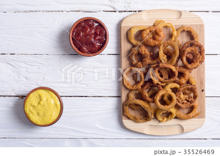 Homemade сrunchy fried onion rings 35526469