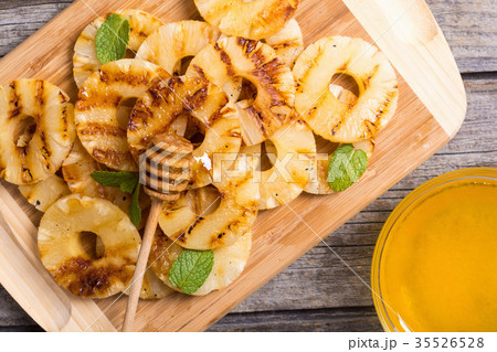 Grilled pineapple with honey 35526528