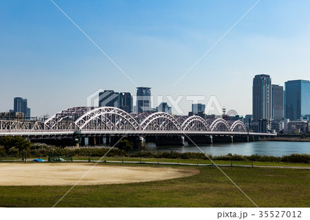 淀川に架かる橋。十三大橋。 淀川に架かる橋。十三大橋。 35527012