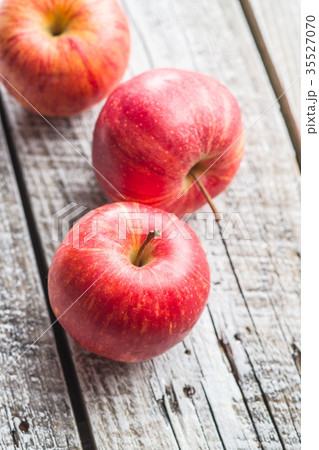 Fresh red apples. 35527070
