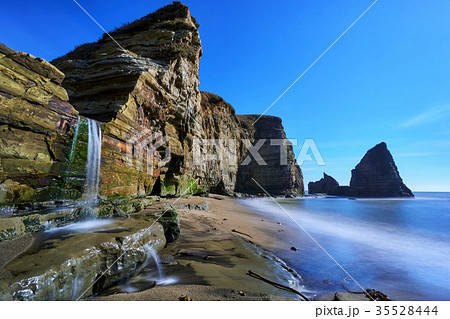 千葉県 大波月海岸 ロウソク岩と滝の写真素材