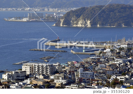 葉山三ヶ岡山から逗子方面の海の眺望 35530120