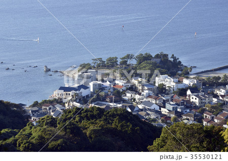 葉山三ヶ岡山から森戸神社と海の眺望 35530121
