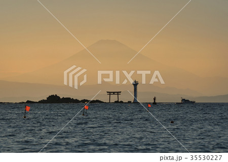 葉山町真名瀬【三浦半島】夕暮れの名島と富士山  35530227
