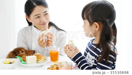 家族　食事 35530698