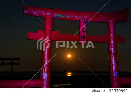 海中鳥居の月の出　佐賀県　太良町 35530995